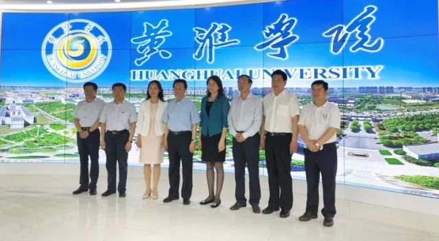 中華職業(yè)教育社理事長(zhǎng)陳昌智、河南省副省長(zhǎng)霍金花一行參觀展廳